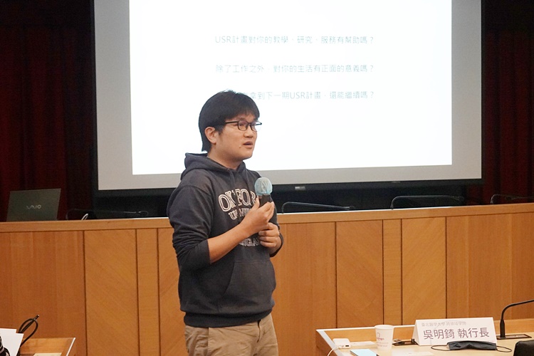 圖片標題:圖四：「大學社會責任與實踐專題演講」講者吳明錡執行長