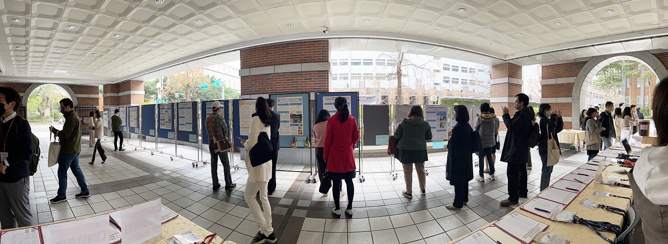 圖片標題:圖七：「研討會茶敘暨論文摘要海報發表」會場