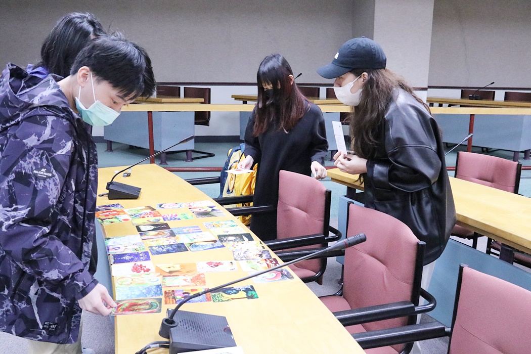 圖片標題:07-同學們各自挑選喜歡的卡片