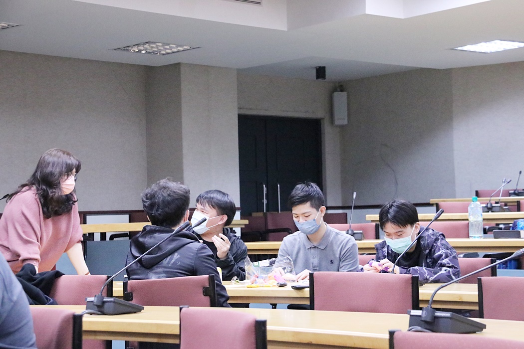 圖片標題:02-講者與同學互動