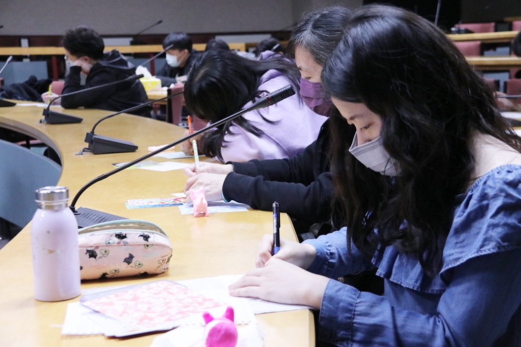 圖片標題:06-同學認真做筆記