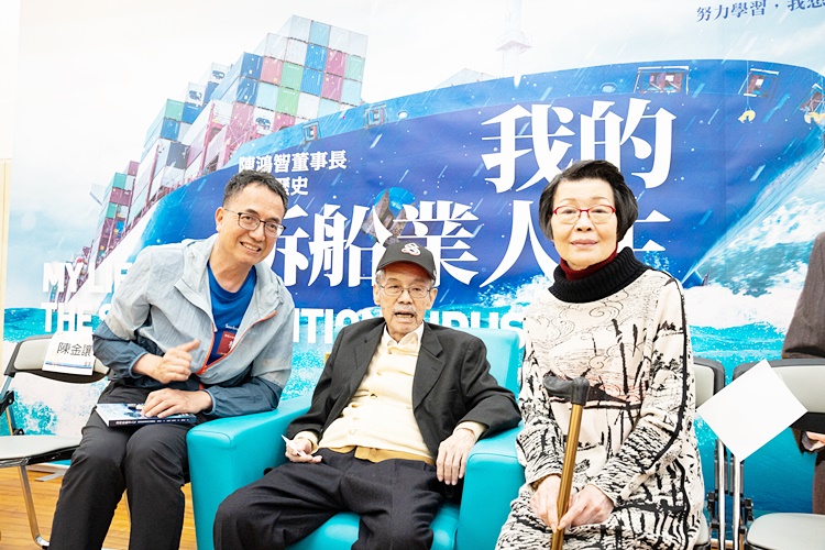 圖片標題:08陳鴻智校友與夫人一起和學務長林三欽合照