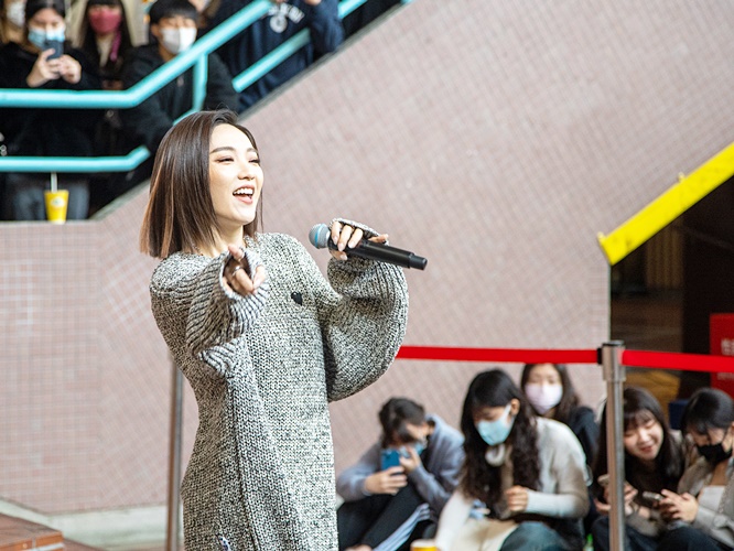 圖片標題:1 閻奕格與同學友愛互動