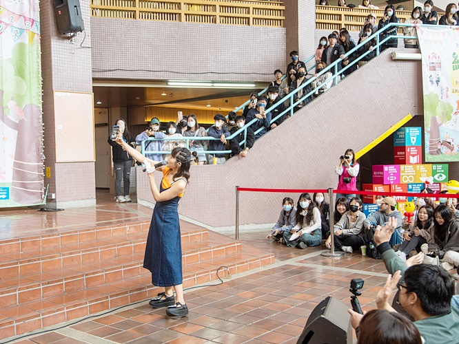 圖片標題:2 吳汶芳俏皮與同學們自拍合照