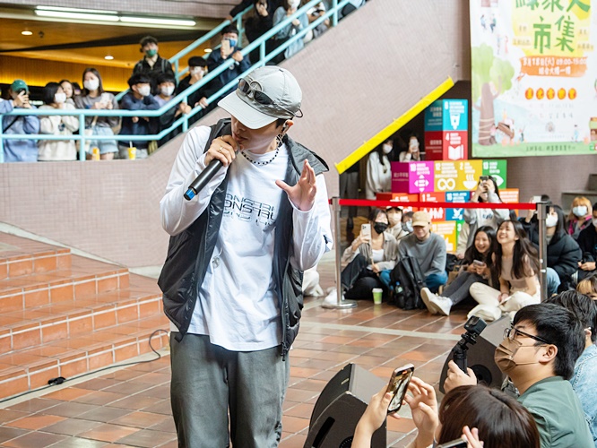 圖片標題:7 HowZ深情投入演唱