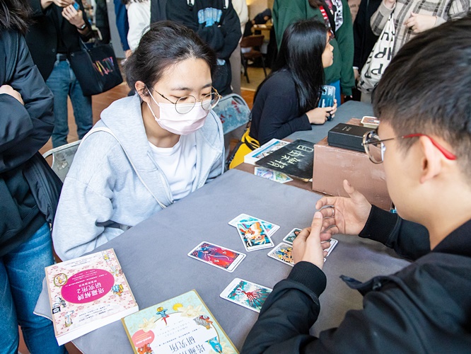 圖片標題:4 神秘塔羅社幫同學占卜