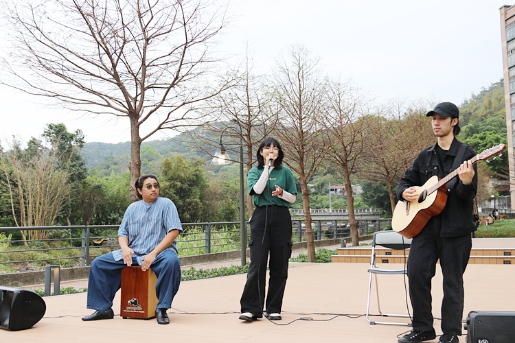 圖片標題:1 吉他社演唱 l’m yours 校歌改編版