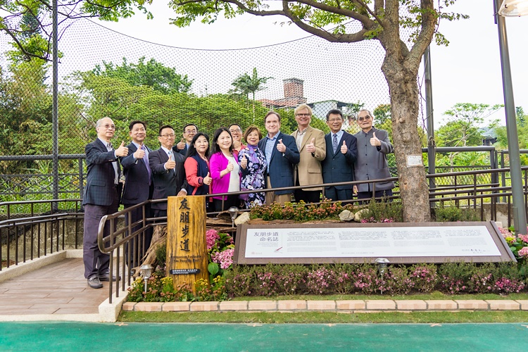 圖片標題:6 來賓與有朋步道標誌牌合照