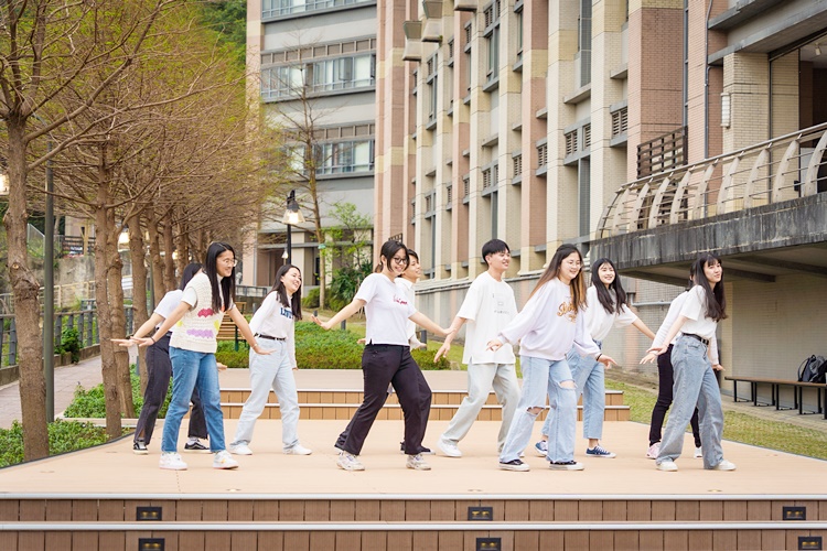 圖片標題:7 社工系雁飛營的舞蹈表演