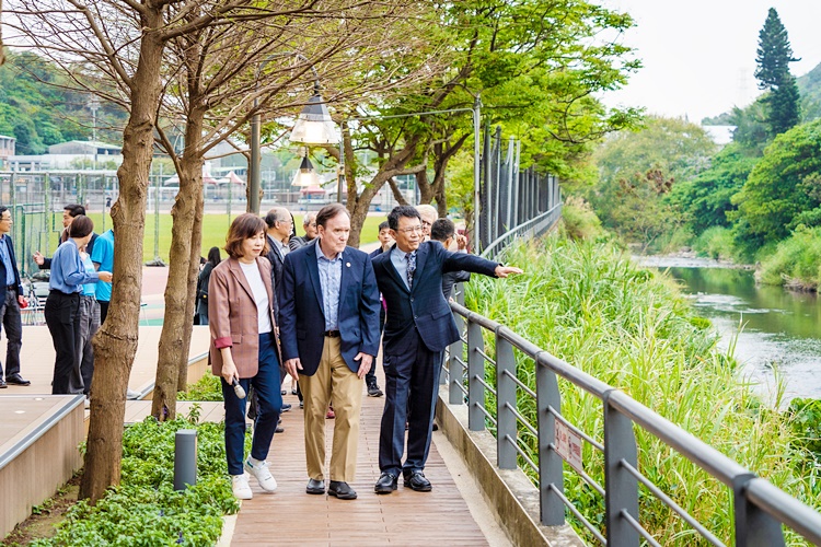 圖片標題:10 潘維大校長與Oehler副董事長一同在步道聊天