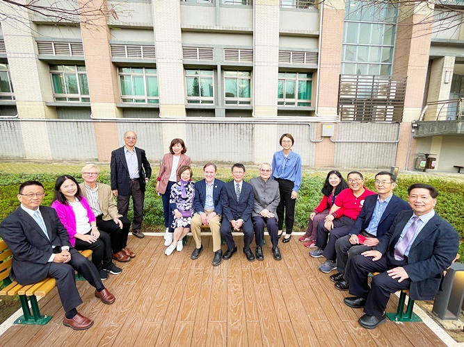 圖片標題:12 師長與貴賓在步道聊天合影