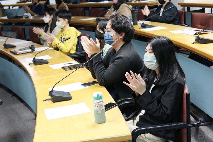 圖片標題:06 認真聽講的同學們