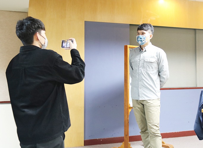 圖片標題:08 英文系同學採訪雪羊老師