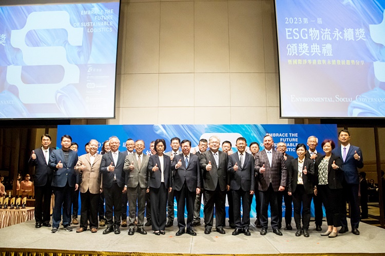 圖片標題:圖五、與會嘉賓和獲獎企業代表合影，第一排左起第六到第九位為行政院副院長鄭文燦、台灣全球商貿運籌發展協會賈凱傑理事長、東吳大學潘維大校長、ICLEI秘書長Gino_Van_Begin_