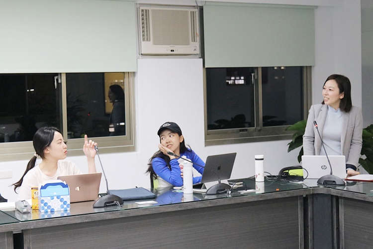 圖片標題:03琡雯老師與同學互動