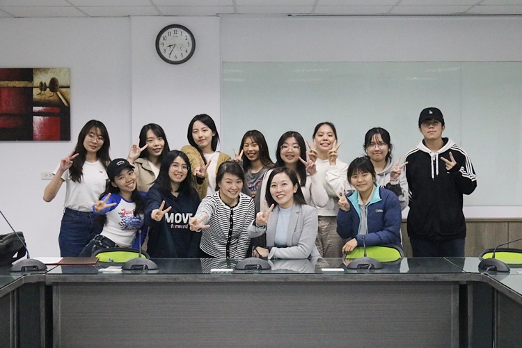 圖片標題:07 琡雯老師與同學們大合照