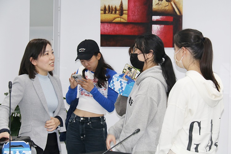 圖片標題:08 同學們向琡雯老師提問