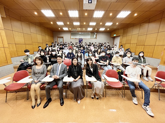 圖片標題:圖三：講座師生大合照