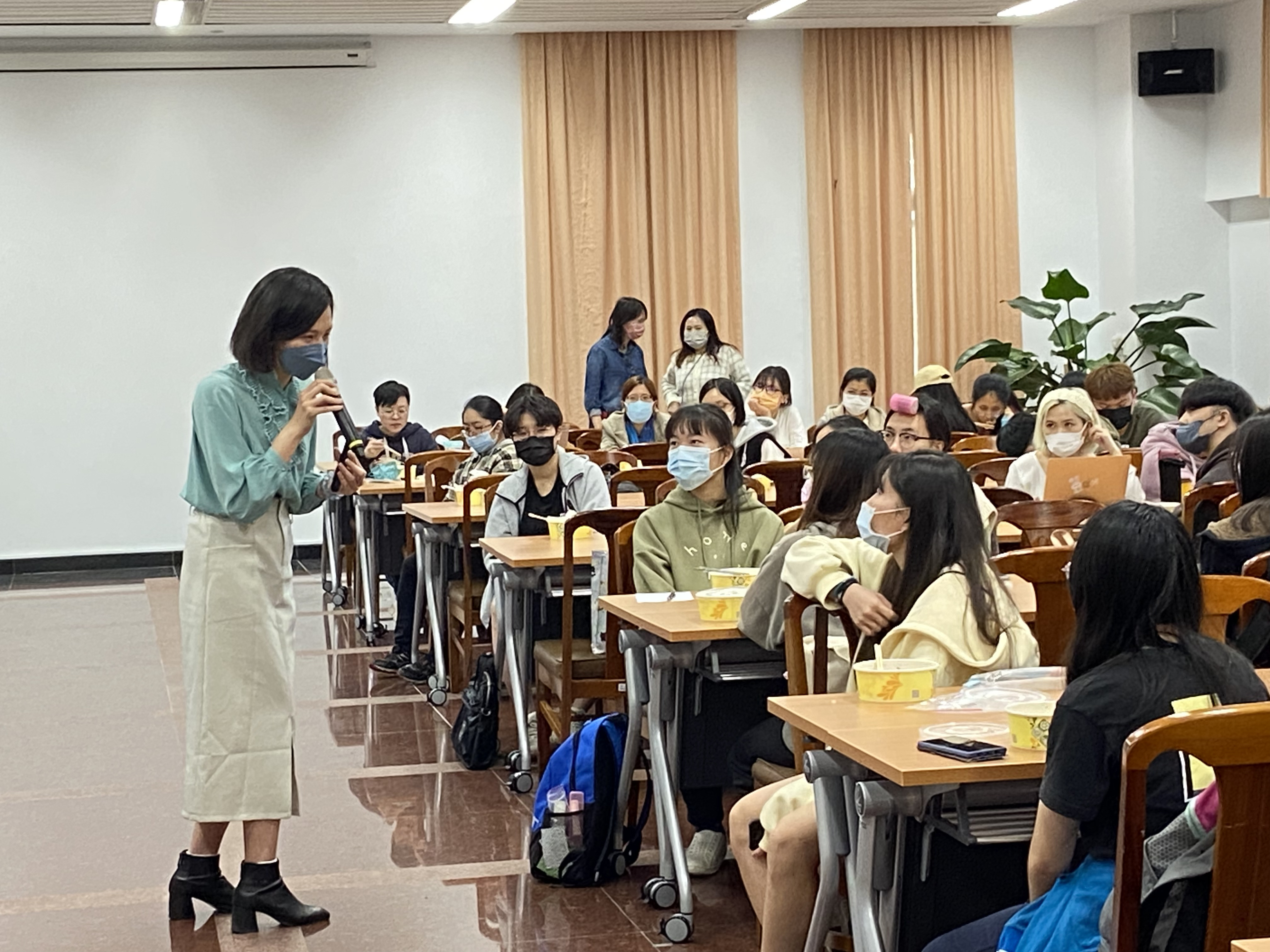 圖片標題:06-講者和同學互動