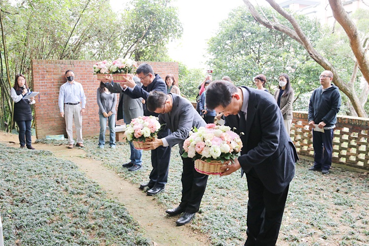 圖片標題:03獻花儀式(左起)王寵惠故董事長嫡孫王守正先生、潘維大校長、董保城副校長、詹乾隆副校長