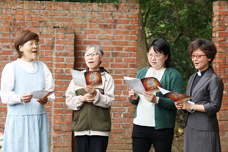 圖片標題:02於王寵惠故董事長伉儷墓園，校牧室徐秀蓉主任及同仁們帶領獻詩
