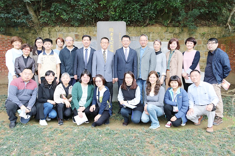 圖片標題:04與會師生在王寵惠故董事長伉儷墓園前合影