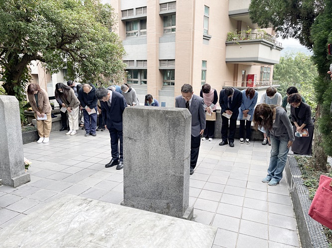 圖片標題:06全體師生於石超庸故校長伉儷墓園前行鞠躬禮