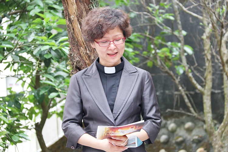 圖片標題:07校牧室徐秀蓉牧師祝禱