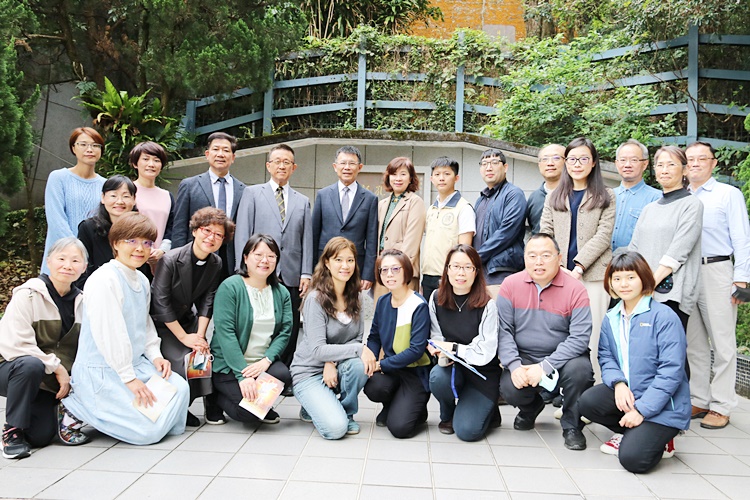 圖片標題:08與會師生在石超庸故校長伉儷墓園前合照