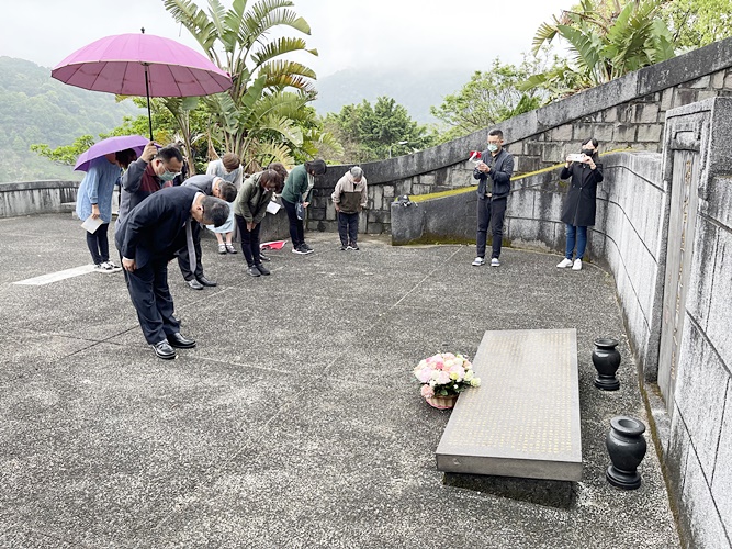 圖片標題:10全體師生於孫科故董事長墓園前行鞠躬禮