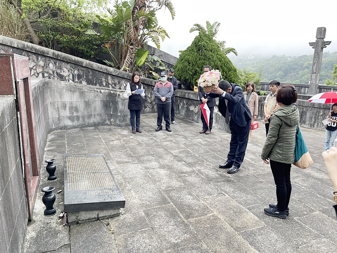 圖片標題:11潘維大校長獻花給孫科故董事長夫人陳淑英女士