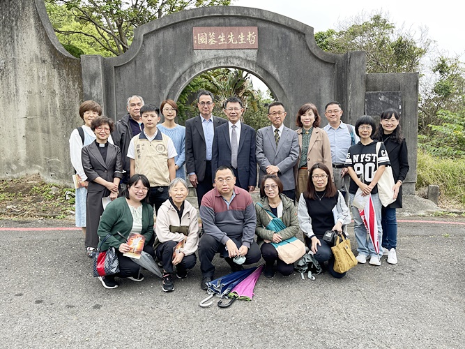 圖片標題:12與會師生在孫科故董事長伉儷墓園前合照