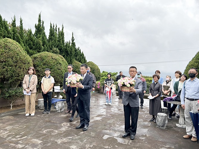 圖片標題:15獻花儀式(左起)潘維大校長、董保城副校長