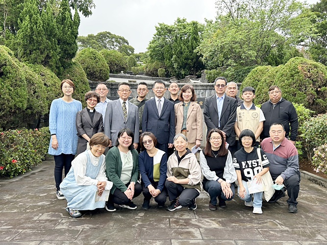 圖片標題:16與會師生在端木愷故校長伉儷墓園前合照