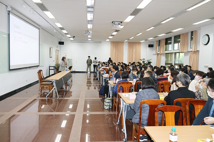 圖片標題:6 師長與學生們專心聽講