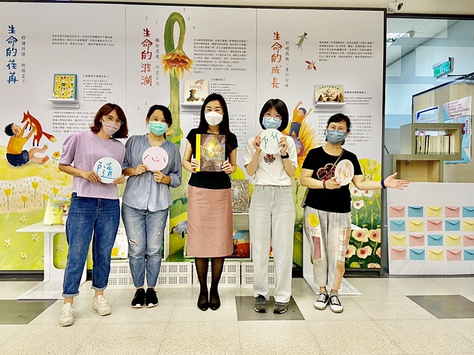圖片標題:03 圖書館職員們歡迎全校師生觀展