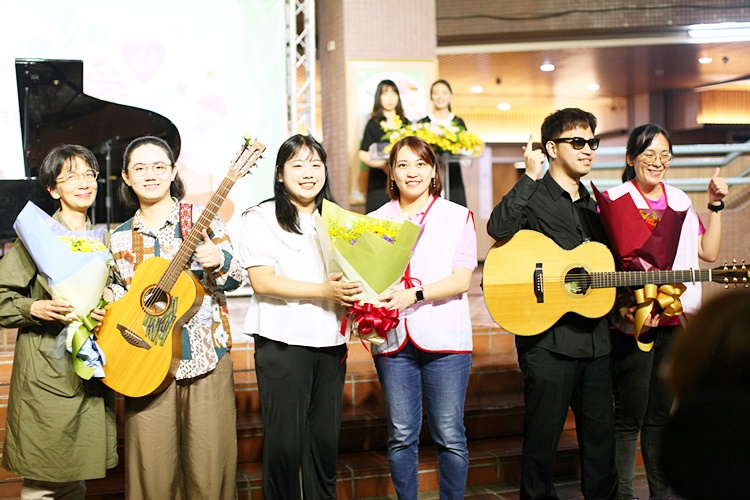 圖片標題:圖五、米卡文樂團接受獻花