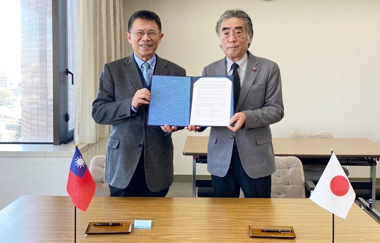 圖片標題:青山學院大學校長簽約照