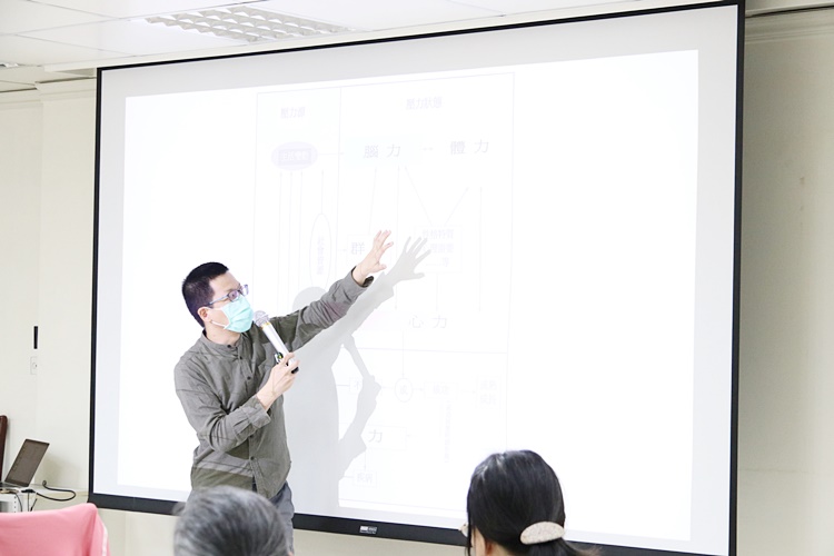 圖片標題:1 蘇益賢心理師講解壓力源與「三力」之間的關係