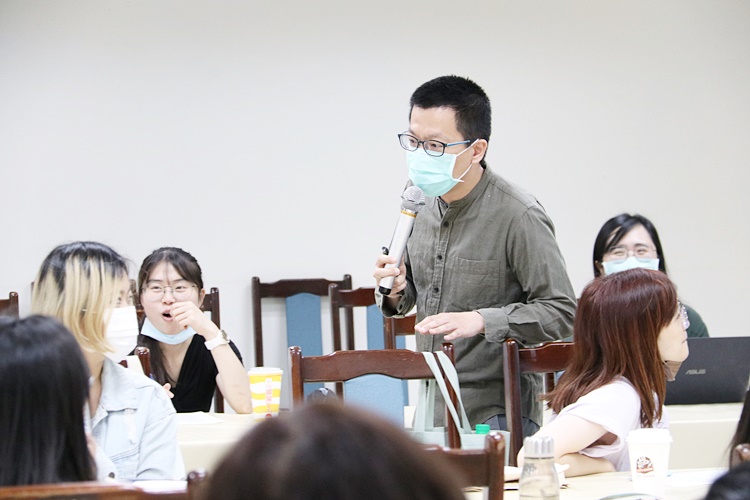 圖片標題:4 蘇益賢心理師幽默地與同學互動