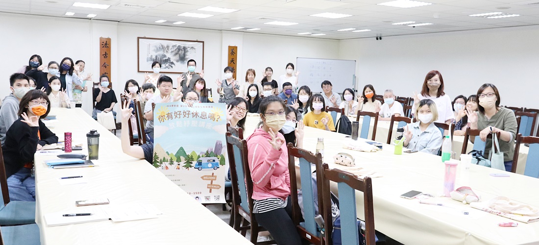 圖片標題:6 蘇益賢心理師與聽講的同學們一起大合照