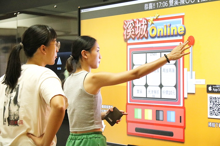 圖片標題:02 同學拉下拉桿，抽取學餐折價券