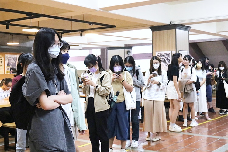 圖片標題:03 用餐時段，拉霸機大排長龍的人潮