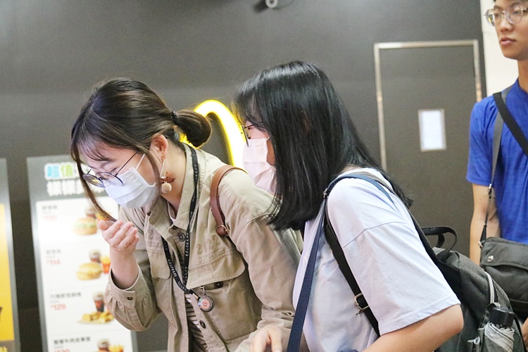 圖片標題:04 同學對於拉霸機感到好奇與有趣