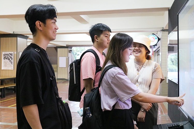 圖片標題:05同學們在拉霸機前抽獎