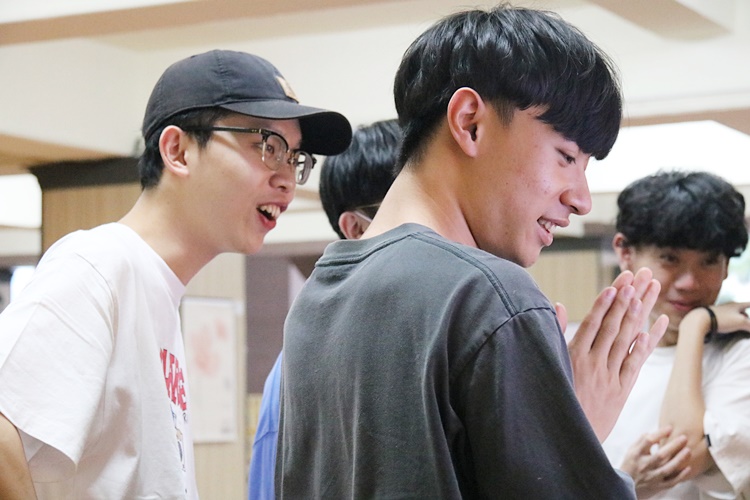 圖片標題:06 同學使用拉霸機，期待能抽中高額折價券