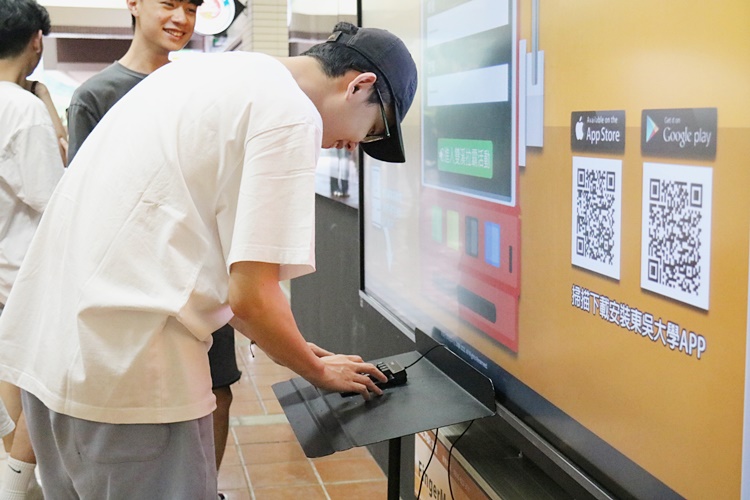 圖片標題:07 同學輸入帳號密碼，抽取優惠券