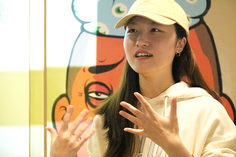 圖片標題:02魏禮廷學姊進行開場，引導同學進入狀況 