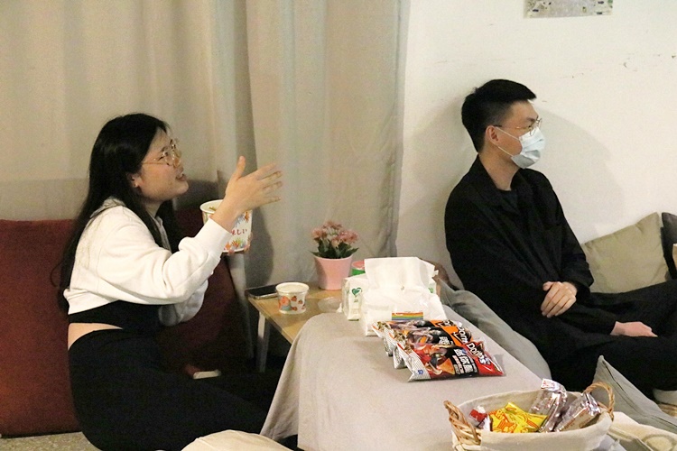 圖片標題:05 觀影後，同學們相互討論並發表想法