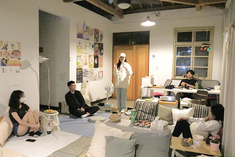 圖片標題:08 觀影後，同學們相互討論、交換想法